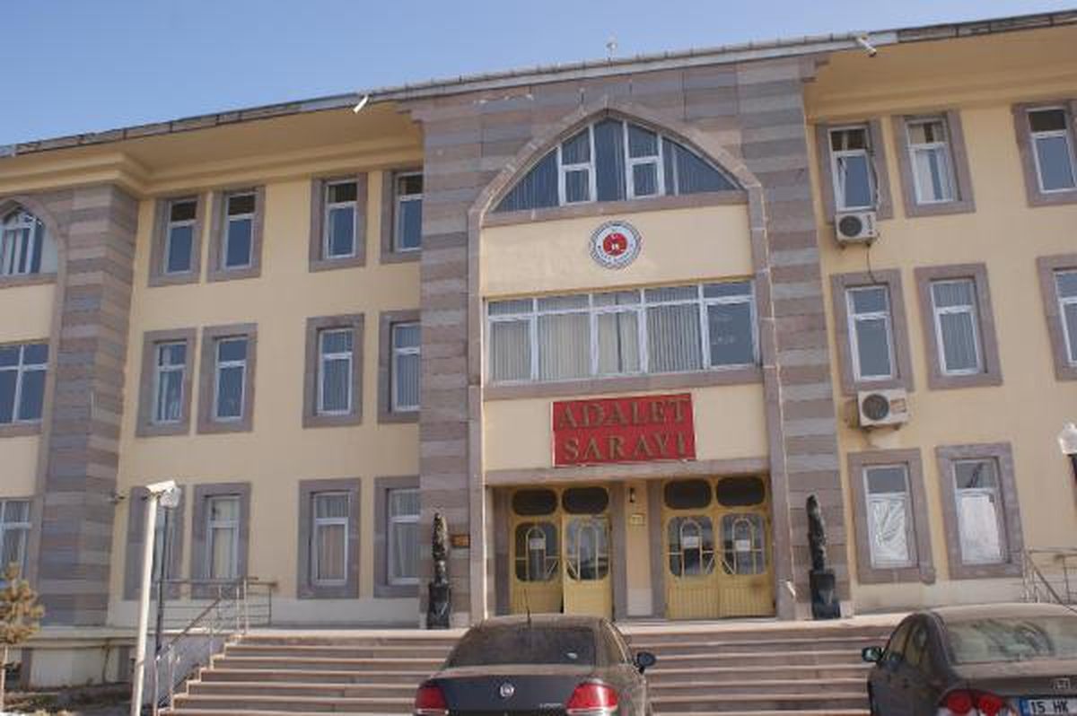 Polis İnternet Kafelerde Uyuşturucu Aradı