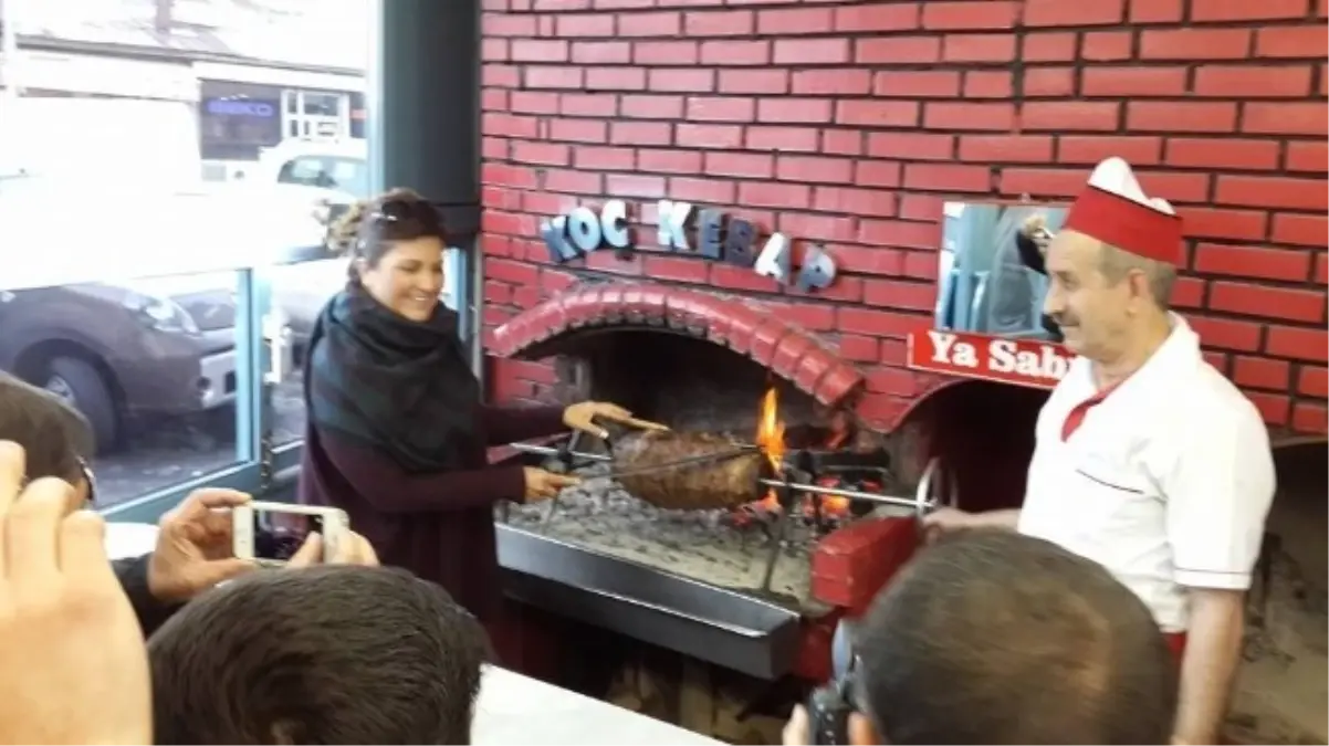 Sibel Can\'ın Cağ Kebap Keyfi