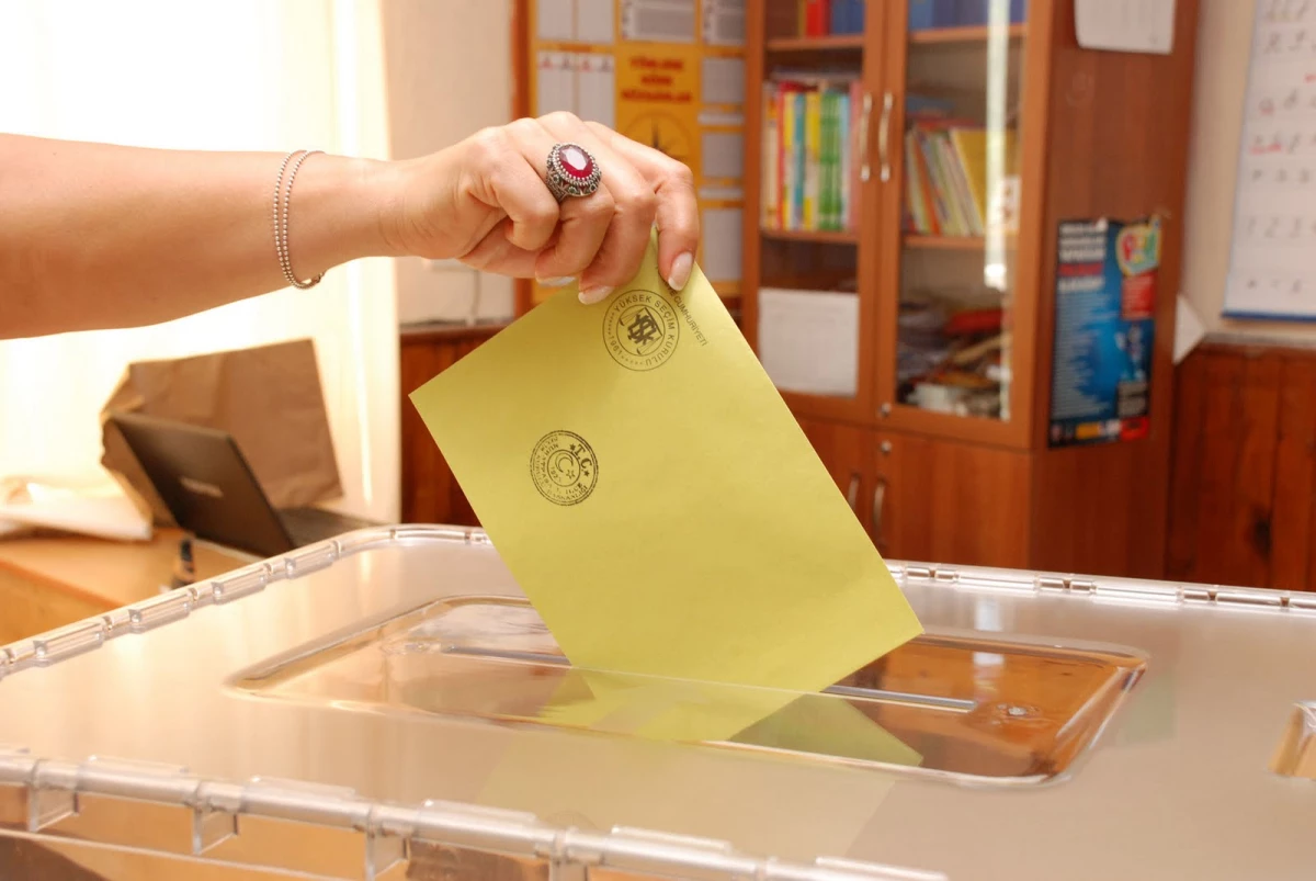 Son Seçim Anketinde AK Parti\'nin Oy Oranı Yüzde 35.5