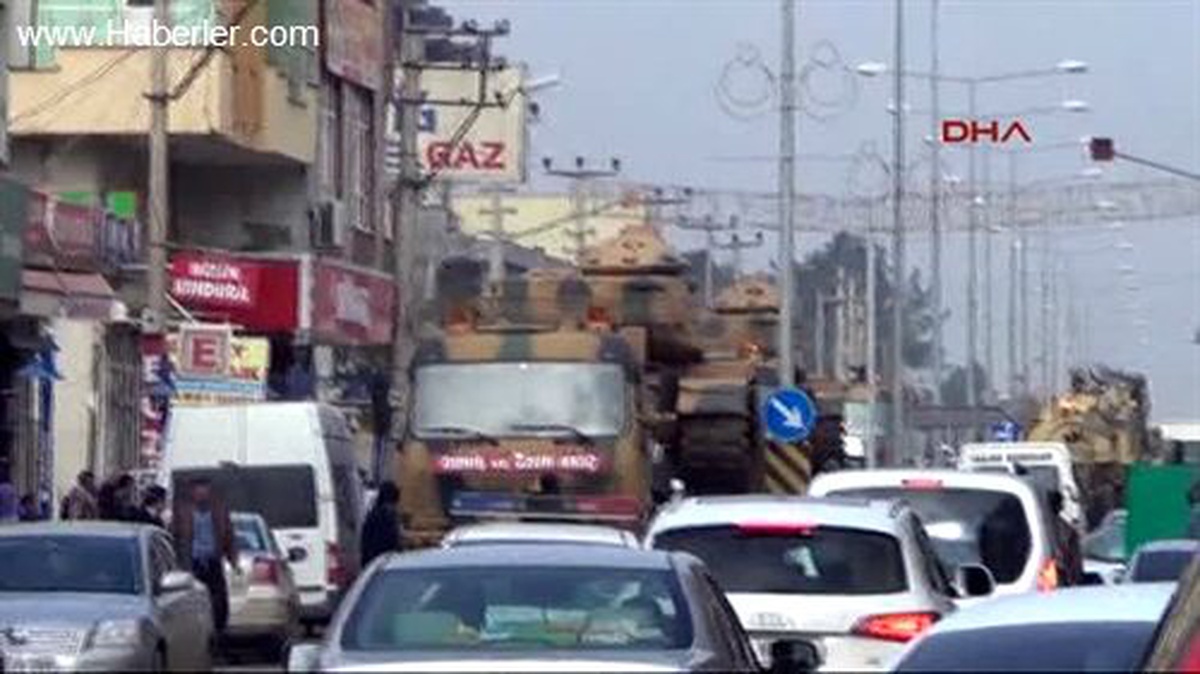 Suriye Sınırındaki Akçakale\'ye Zırhlı Araç Sevkiyatı