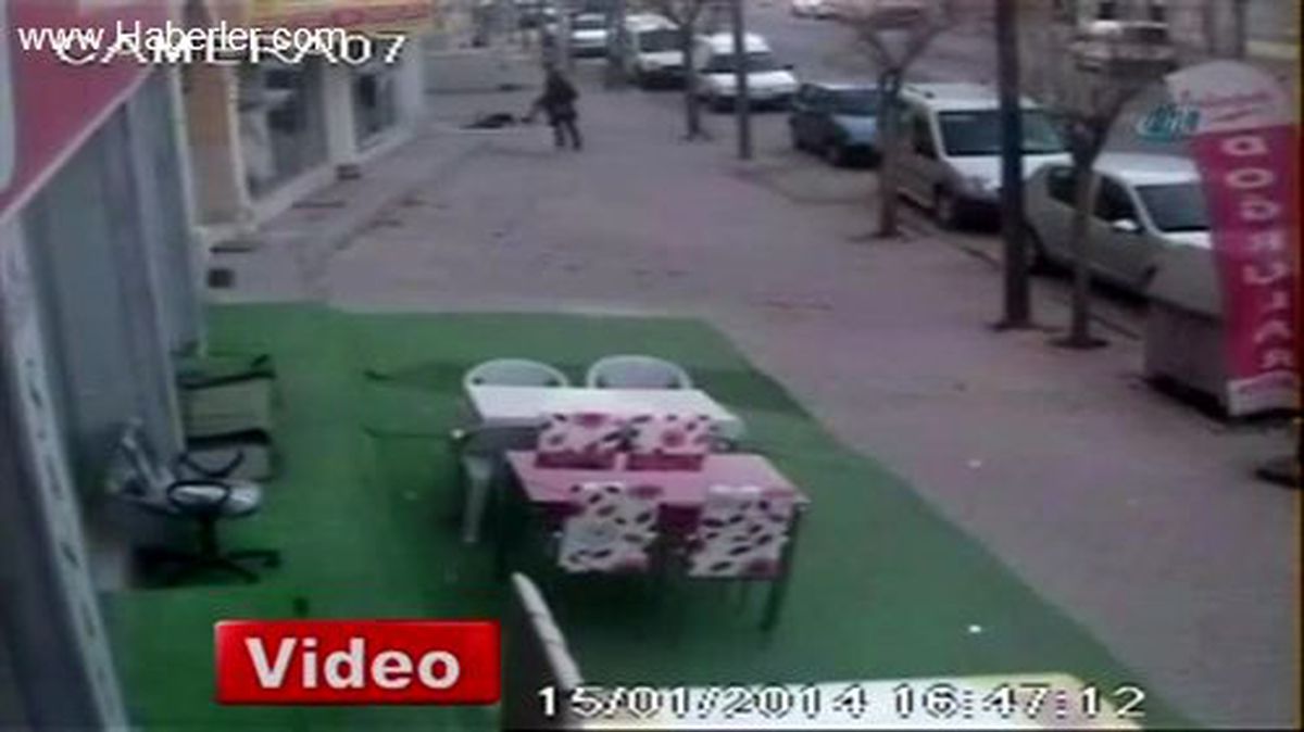 Temizlik Yaparken Pencereden Düşen Öğretmen Ağır Yaralandı