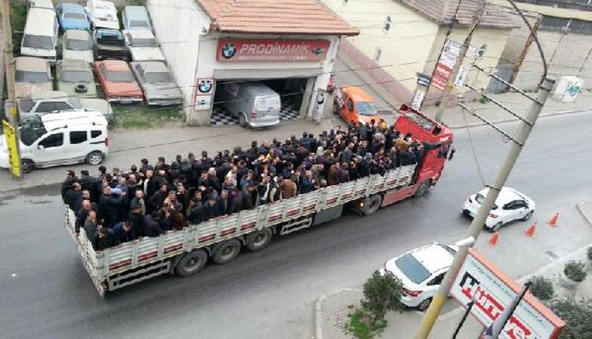 İzmir\'de Kamyoncular Tırın Dorsesinde Eyleme Gitti