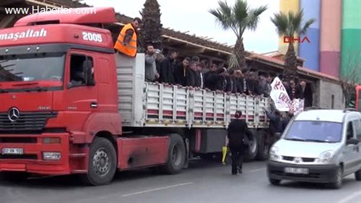 İzmir\'de Kamyoncular Tırın Dorsesinde Eyleme Gitti