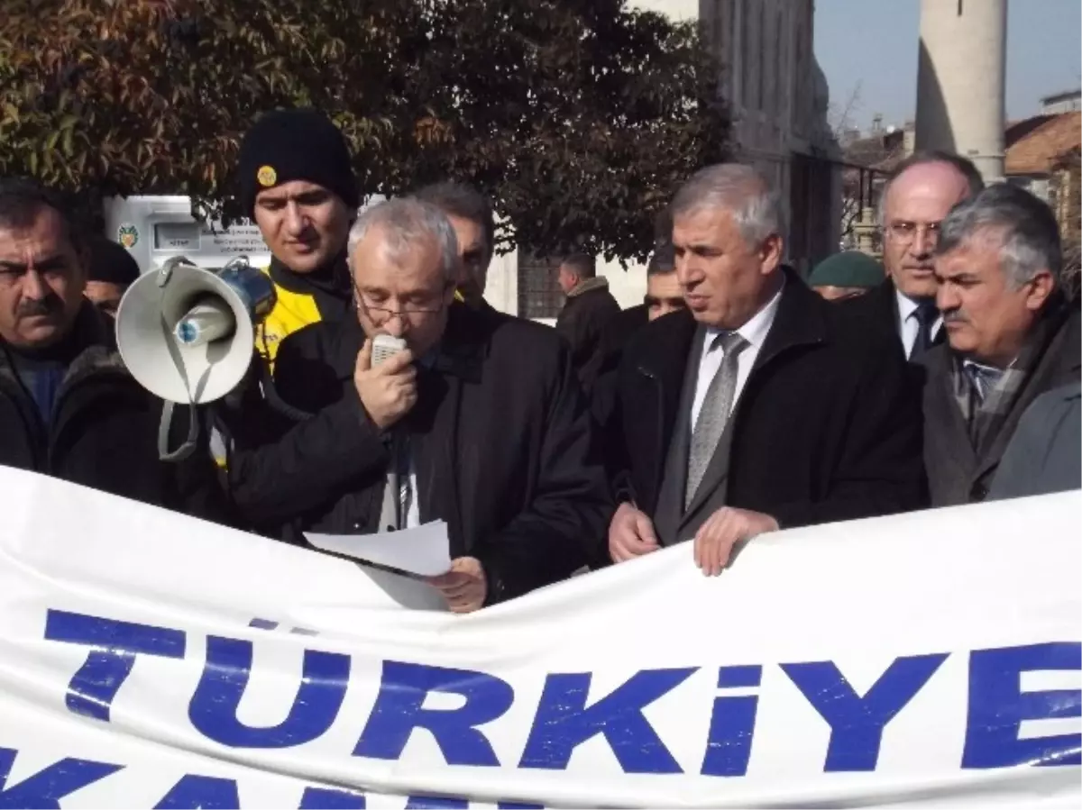 Türkiye Kamu Sen Üyeleri, Bordro Yakarak Maaş Artışını Protesto Etti