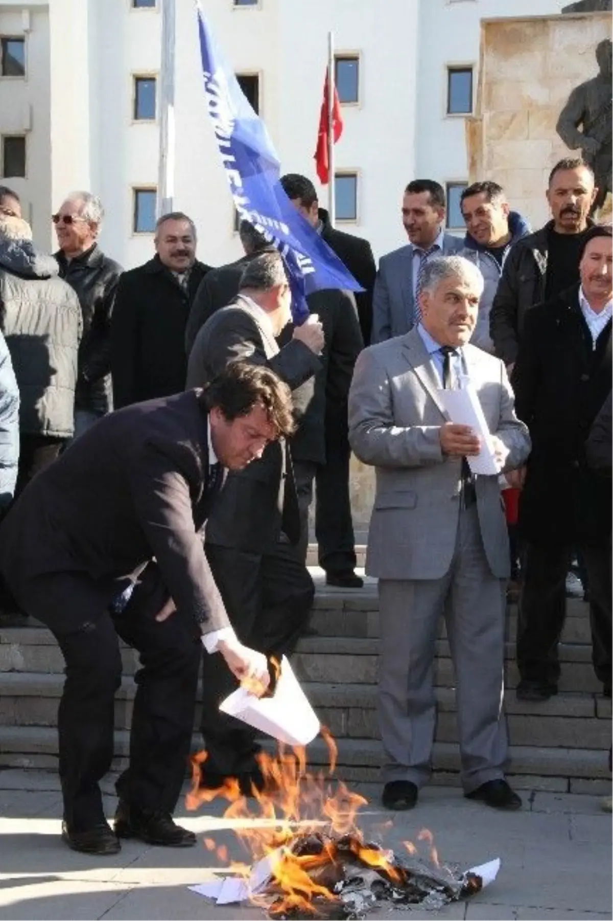 Türkiye Kamu-Sen Üyeleri, Maaş Zamlarını Protesto Etti