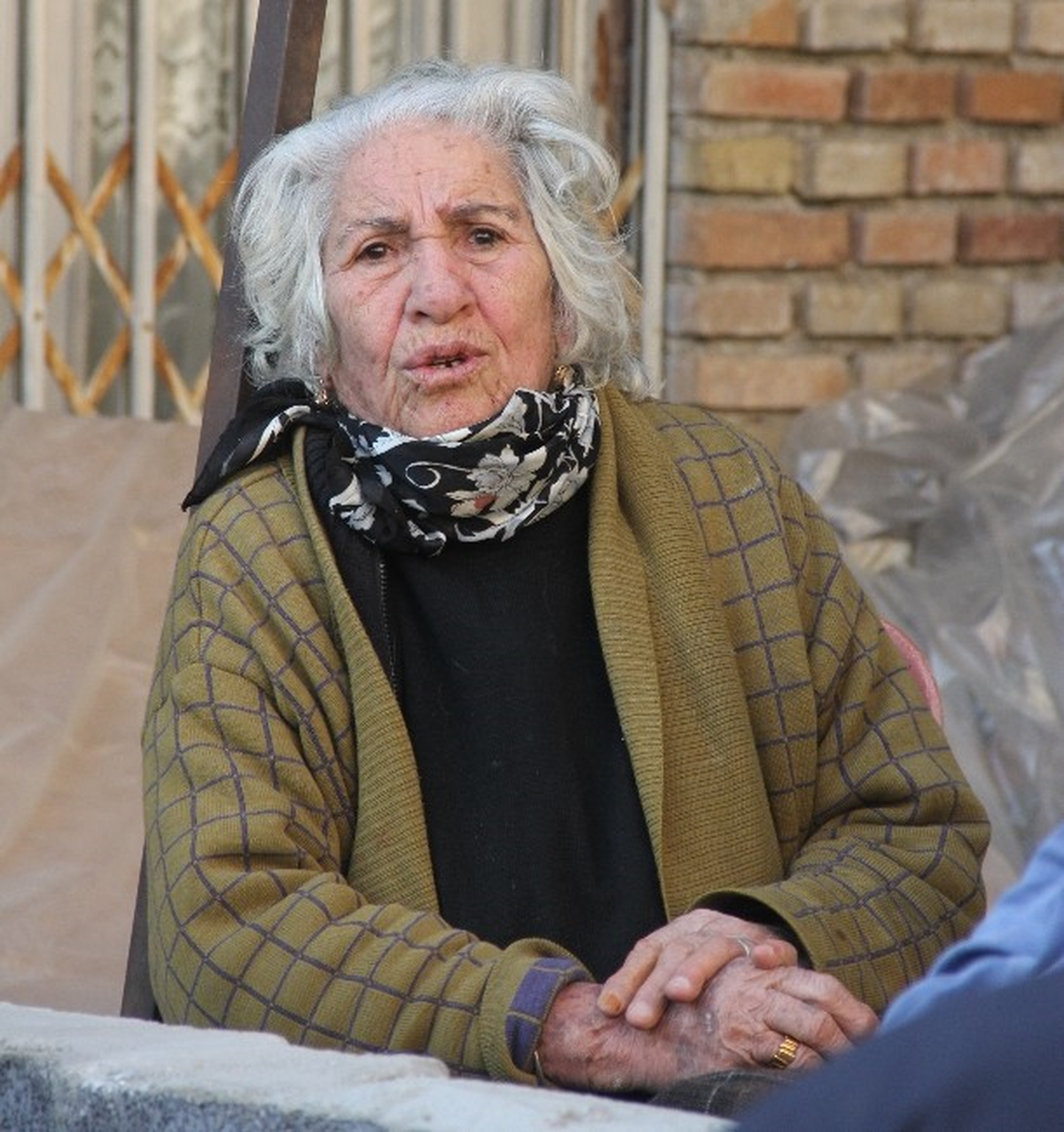 Uyuyan Kadının Bileziğini Almak İstedi, Kadın Uyanınca Bileziği Gasp Etti