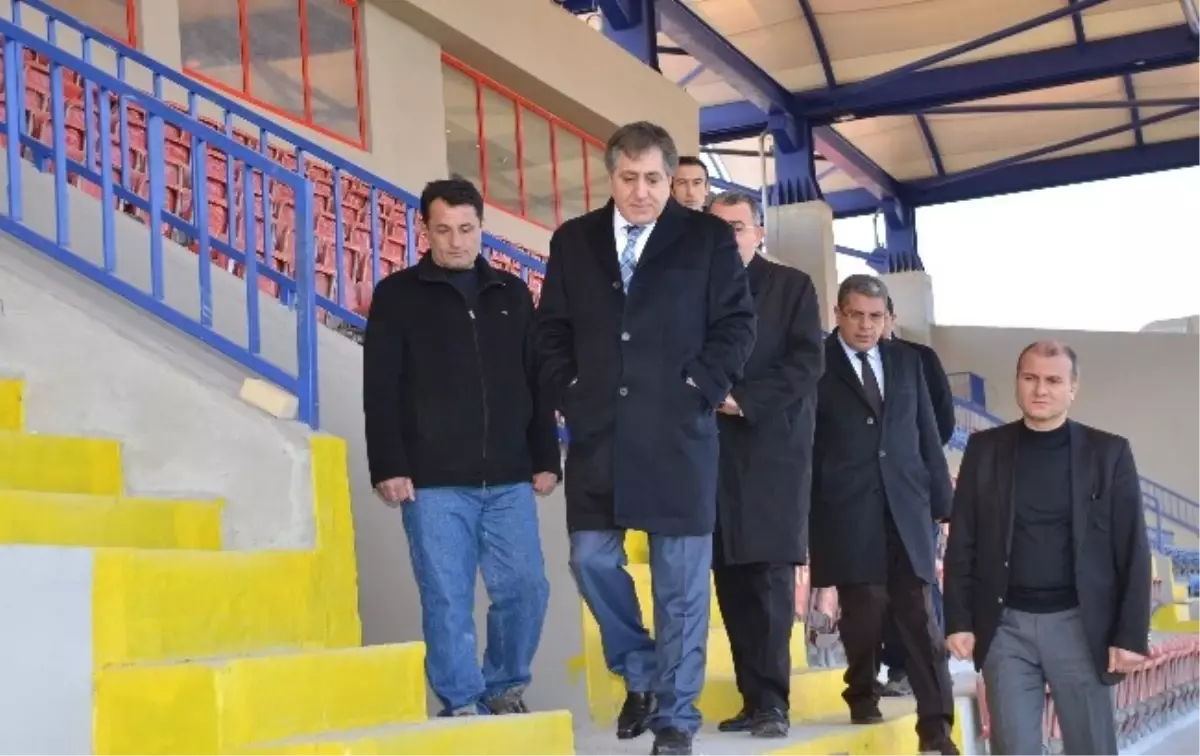 Vali Küçük Stadyumda İnceleme Yaptı
