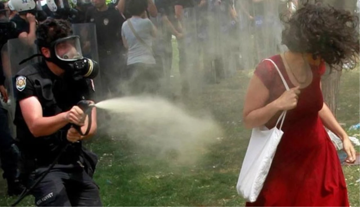 \'Kırmızılı Kadın\'a Biber Gazı Sıkan Polise Hapis Talebi