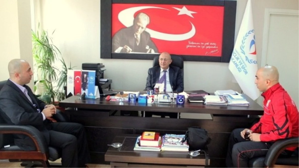 1207 Antalyaspor Bayan Futbol Takımı Yöneticilerinden Dr. Hacıcaferoğlu\'nu Ziyaret