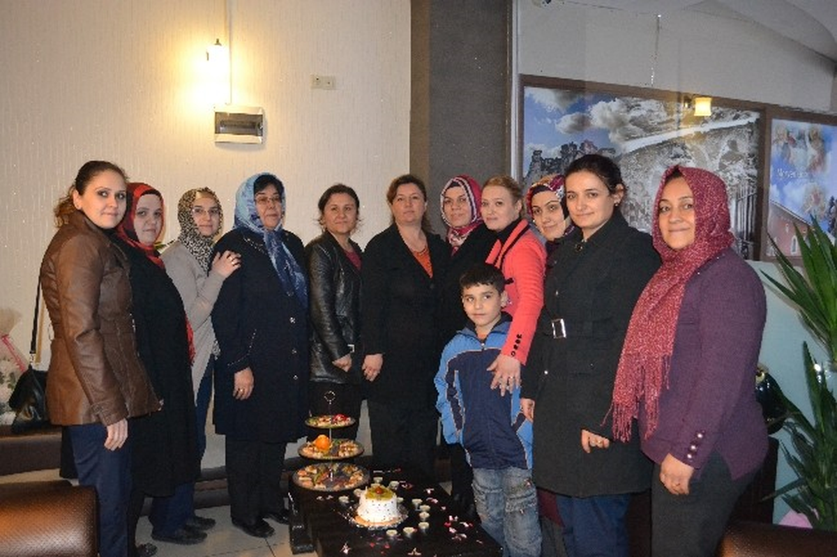 AK Parti Kula Kadın Kolları Başkanı Al\'a Sürpriz Doğum Günü