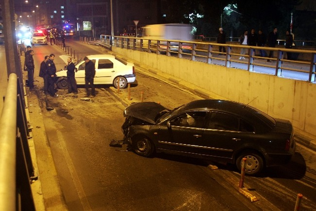Gaziantep\'te İki Otomobil Kafa Kafaya Çarpıştı: 2 Yaralı