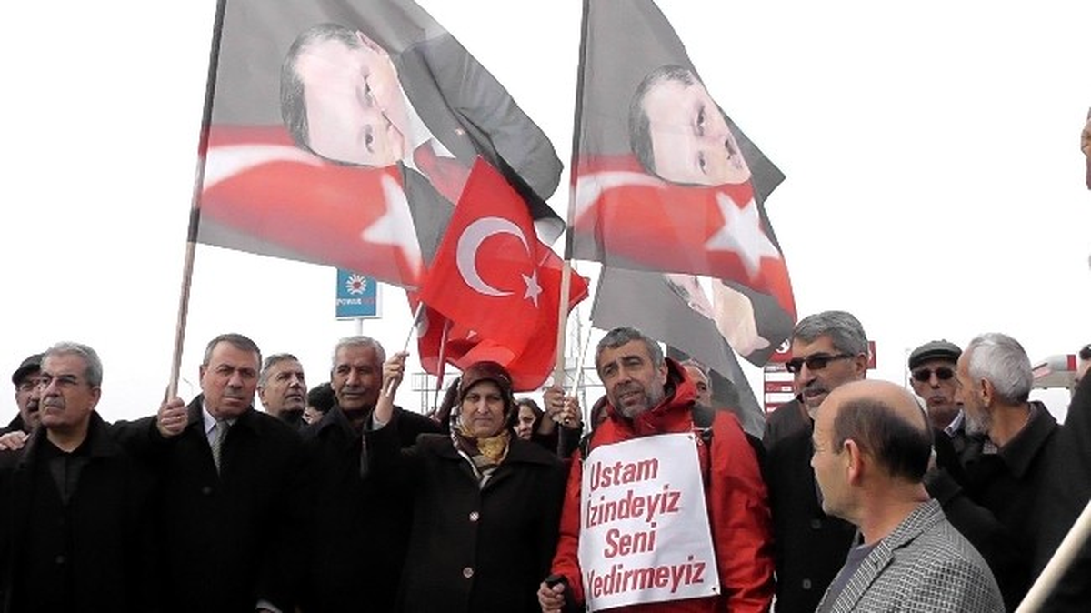 Başbakana Destek İçin Yürüyen Çelik Kulu\'da
