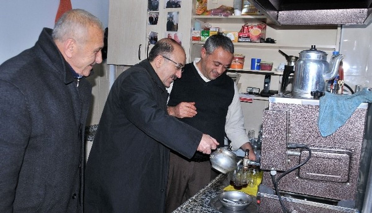 Başkan Gümrükçüoğlu, Esnafa Çay Dağıttı