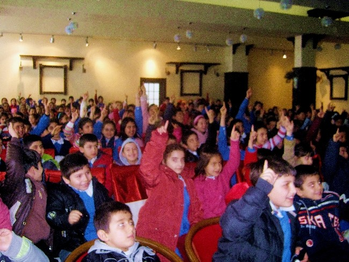 Başkan Özmen'den Çocuklara Karne Hediyesi