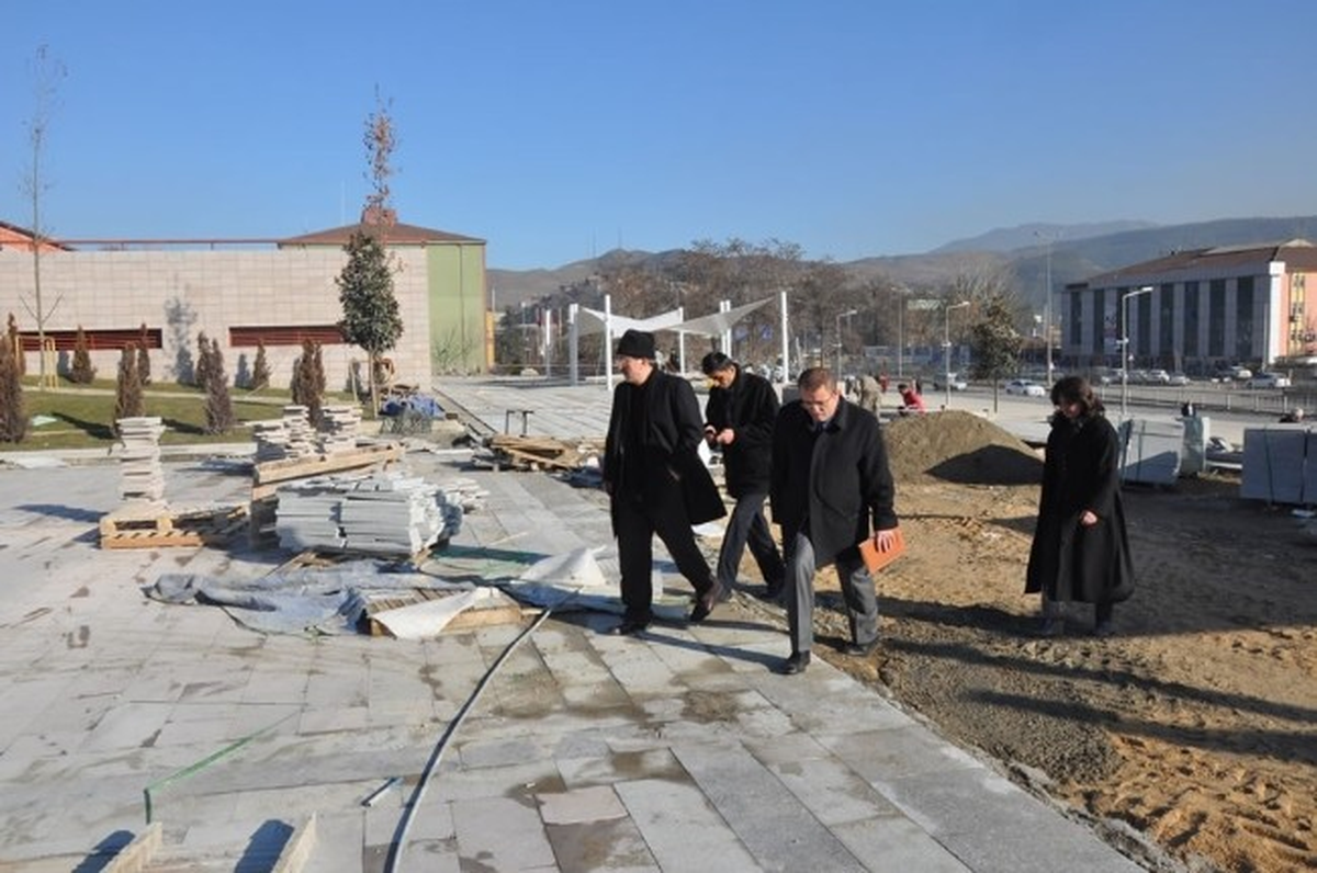 Başkan Vergili Kent Meydanında Çalışmaları