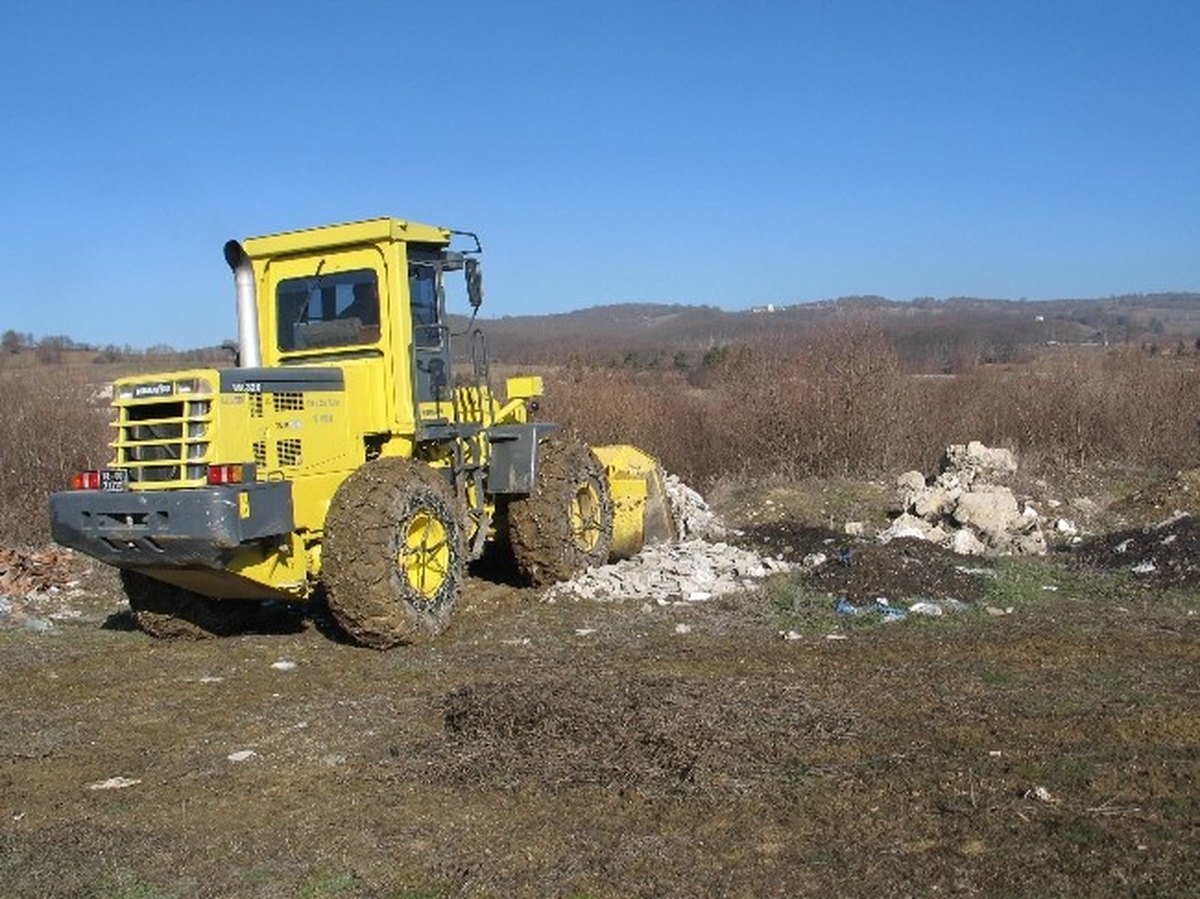 Bolu İl Özel İdaresi Çöpleri Topluyor