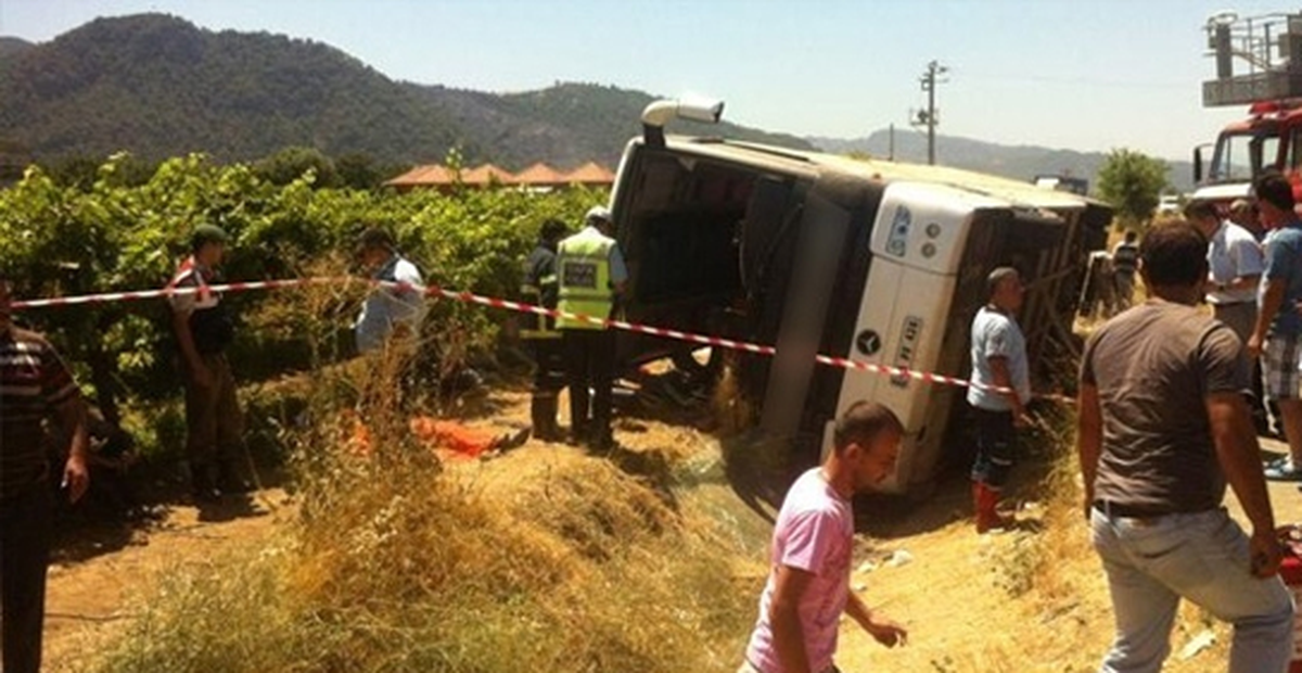 Burdur\'da Yolcu Otobüsü Devrildi: 2 Ölü, 10 Yaralı
