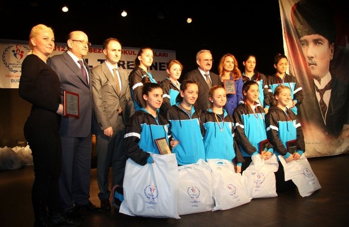 Bursa\'da Başarılı Sporcu Gençler Ödüllendirildi