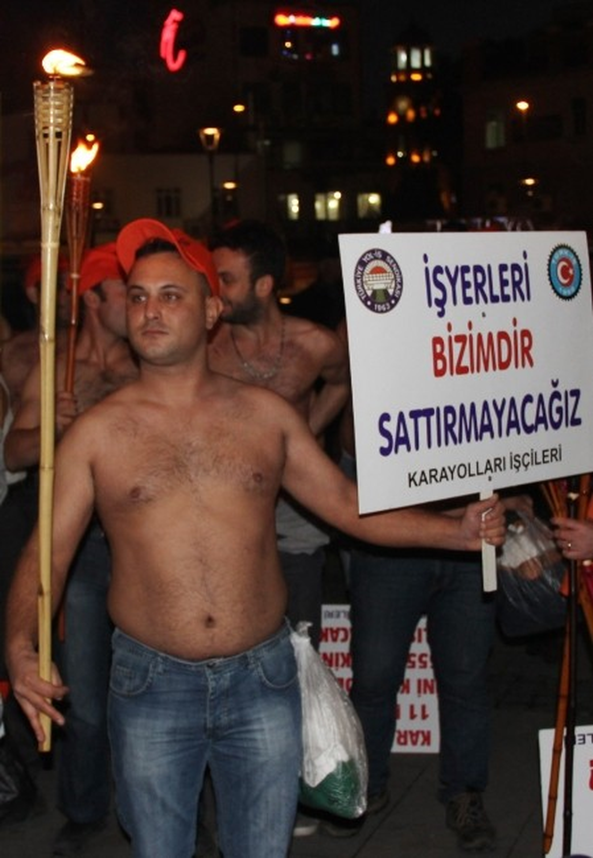 Çanakkale\'de Kadro Alamayan İşçilerden Çıplak Eylem