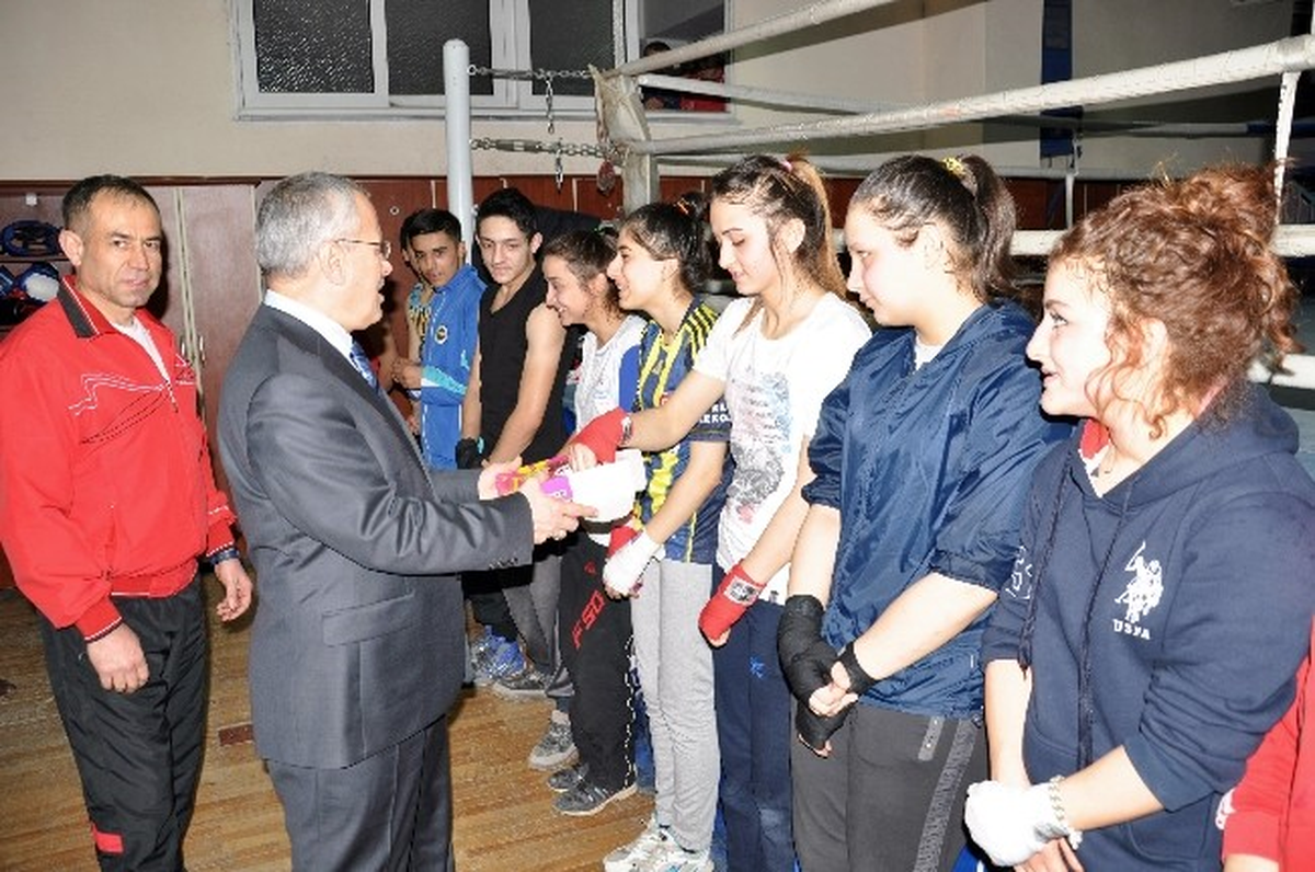 AK Parti Adayı Ceylan\'dan Boksörlere Ziyaret