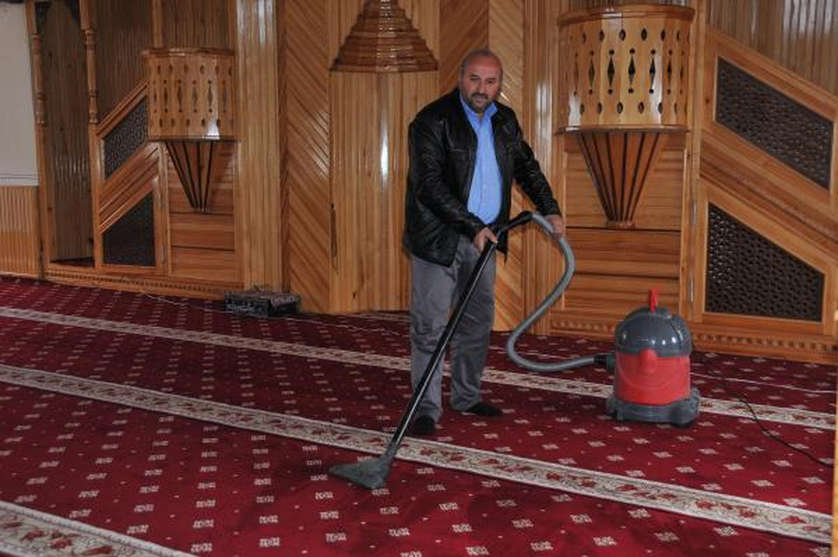 Cezasını Cami Temizleyerek Çekiyor