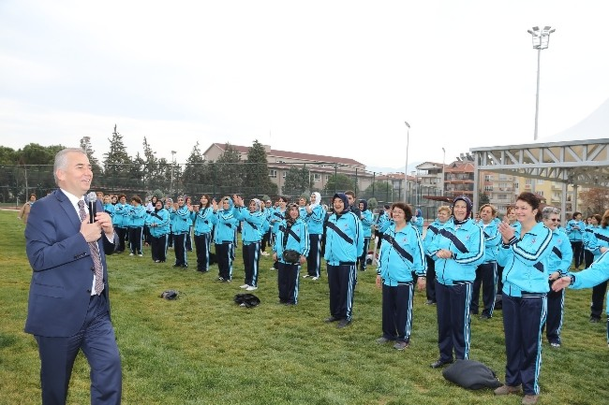 Denizli Belediyesi\'nden Pilates Yapan Kadınlara Eşofman