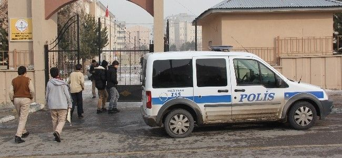 Emniyetten Okulla İlgisi Olmayan 42 Kişiye Para Cezası