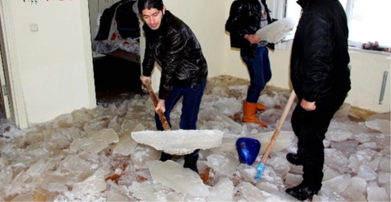Erzurum\'da, Apartman Dairesi Buzul Eve Döndü