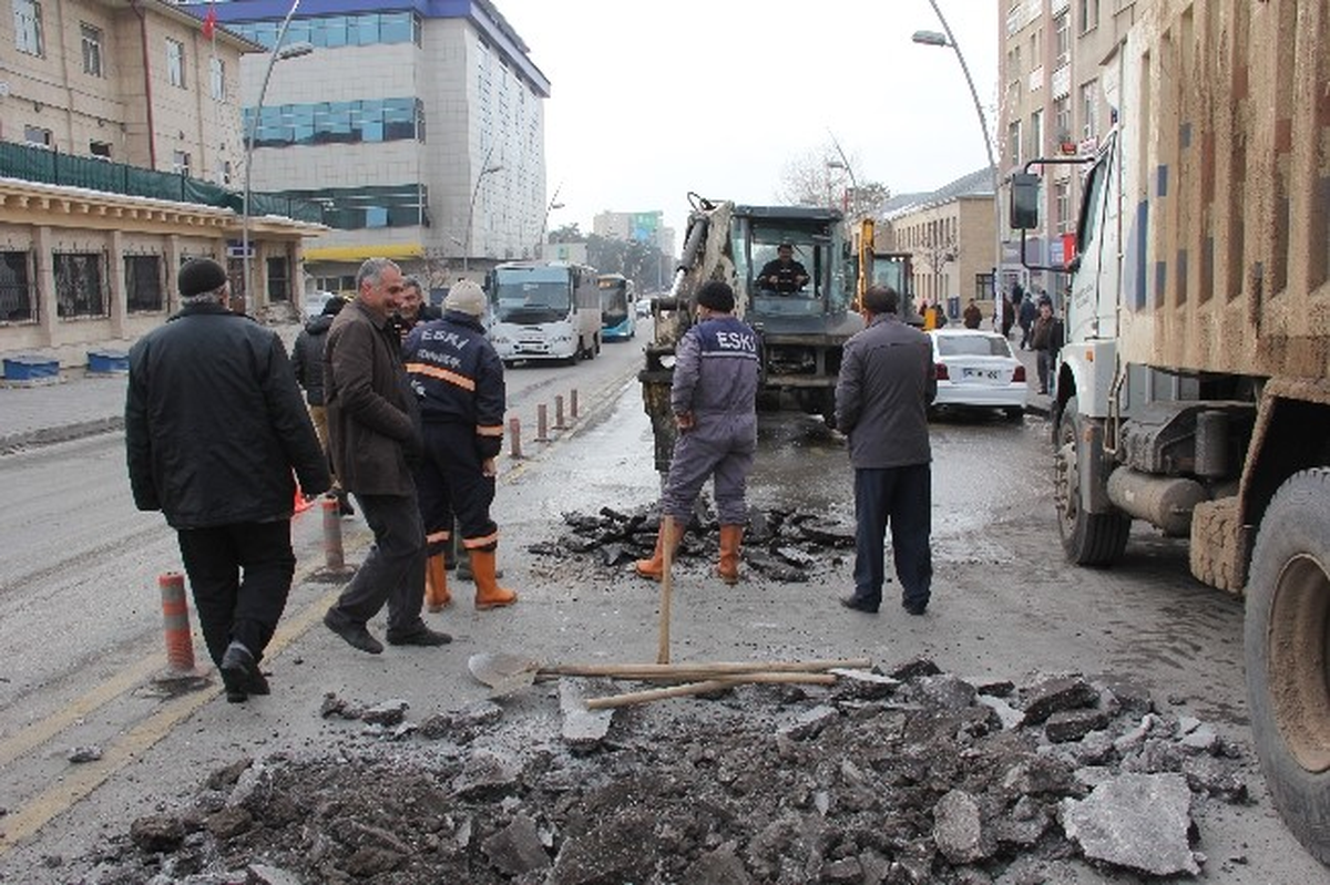 Erzurum\'un En İşlek Caddesinde Yolun Ortasından Su Çıktı