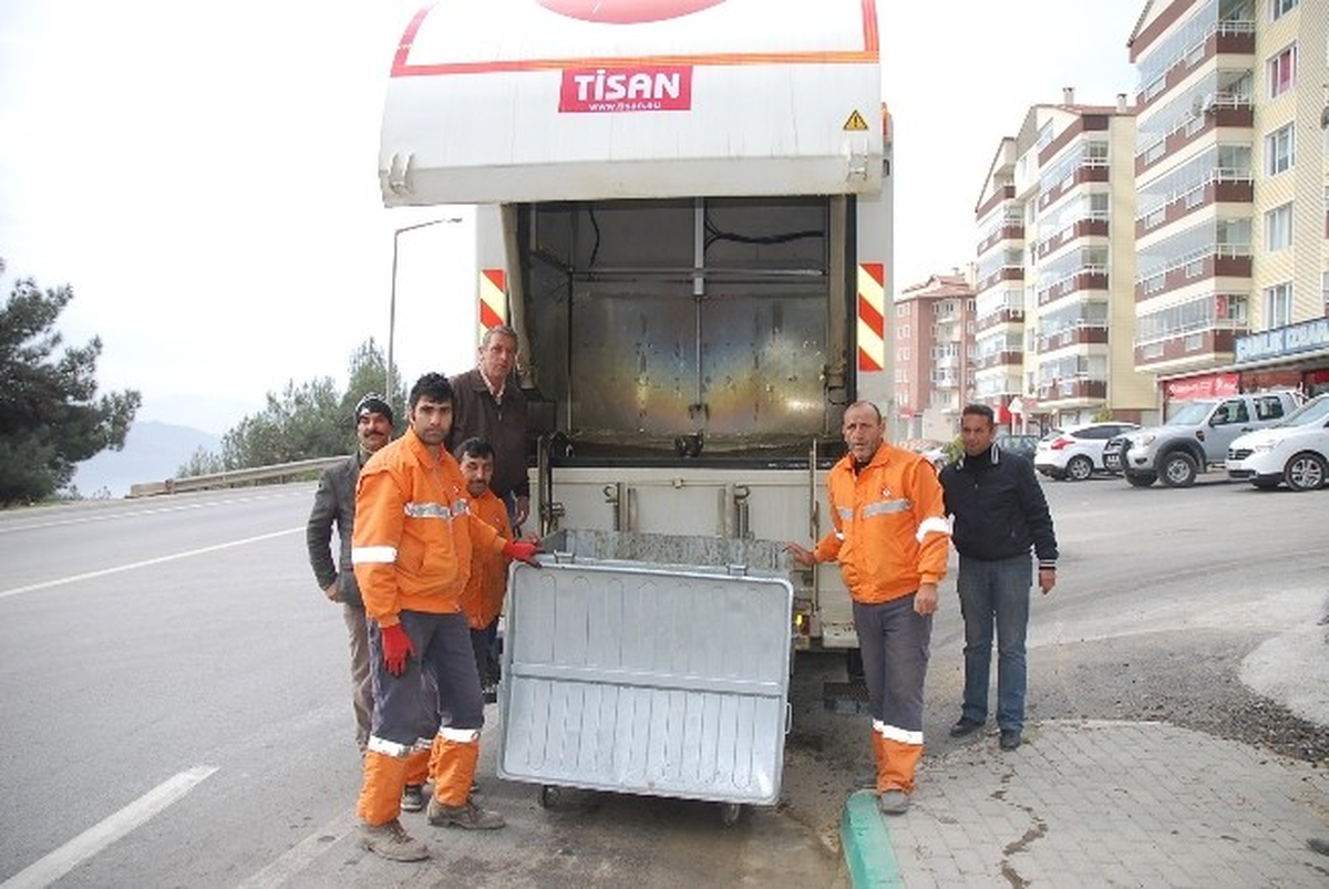 Gemlik\'te Çöp Konteynırları Temizleniyor