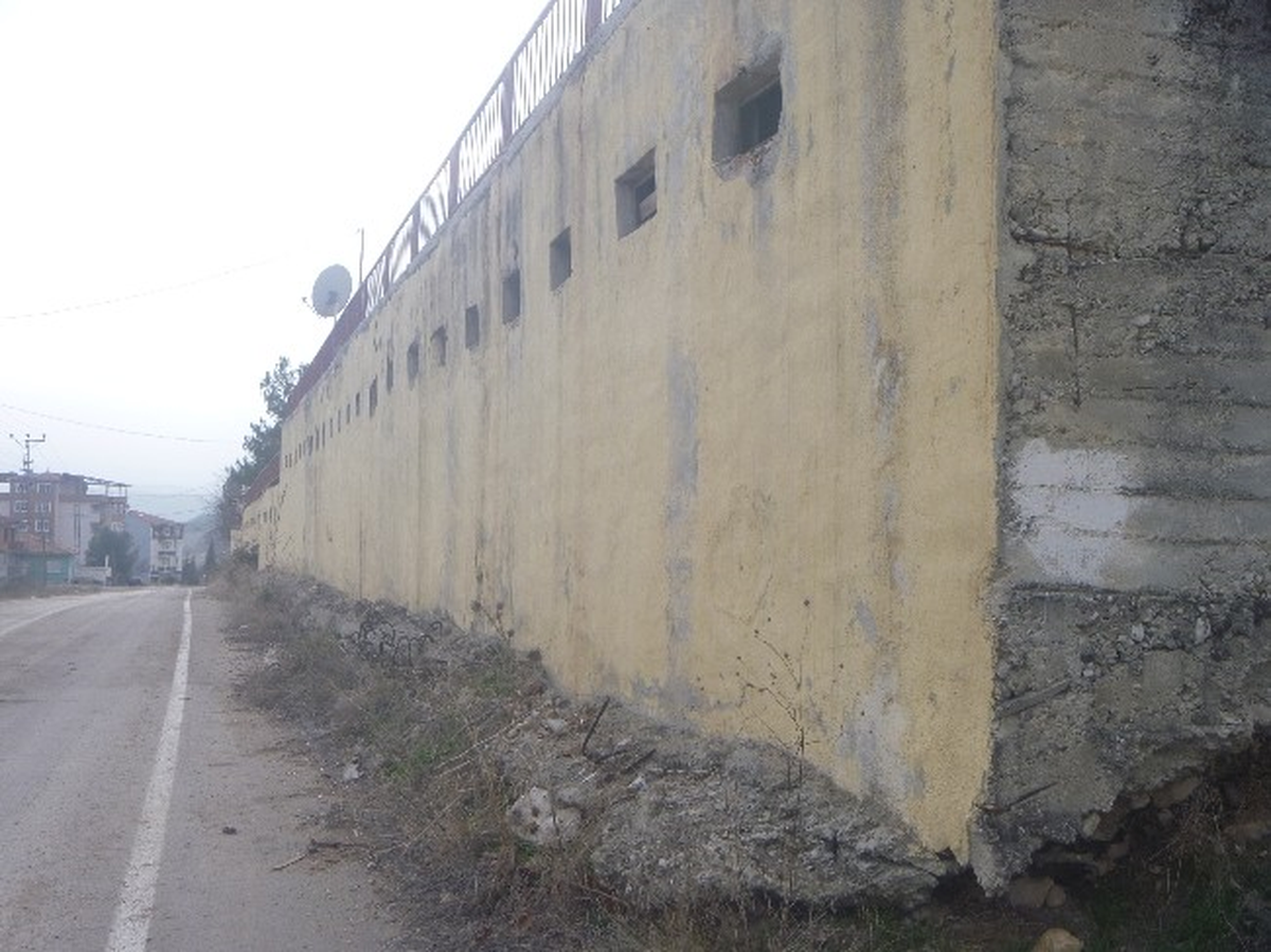 Göçmen Konutları İstinat Duvarı Tehlike Sinyali Veriyor