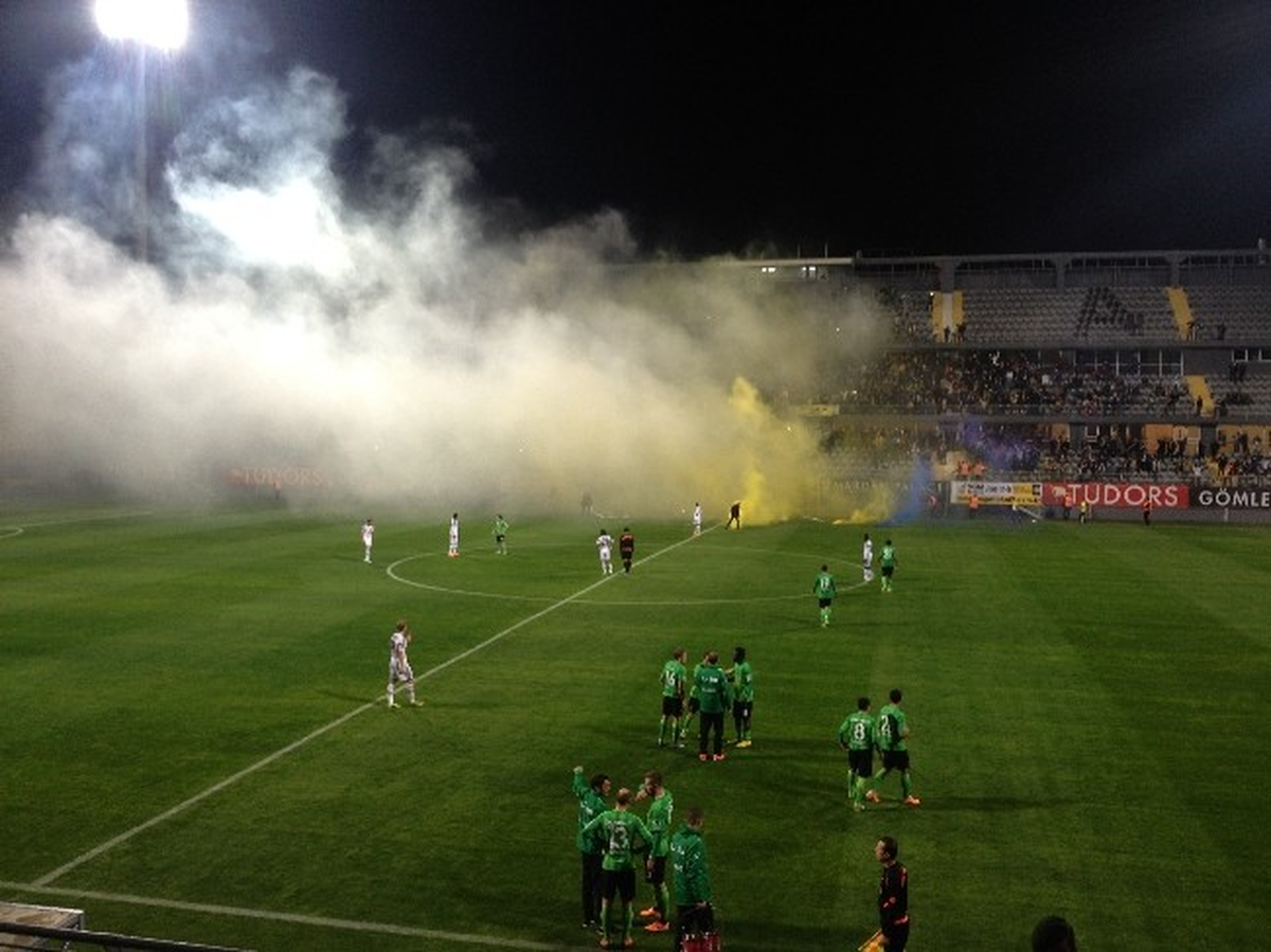 Fenerbahçe - Hannover Maçı Meşaleler Nedeniyle Durdu