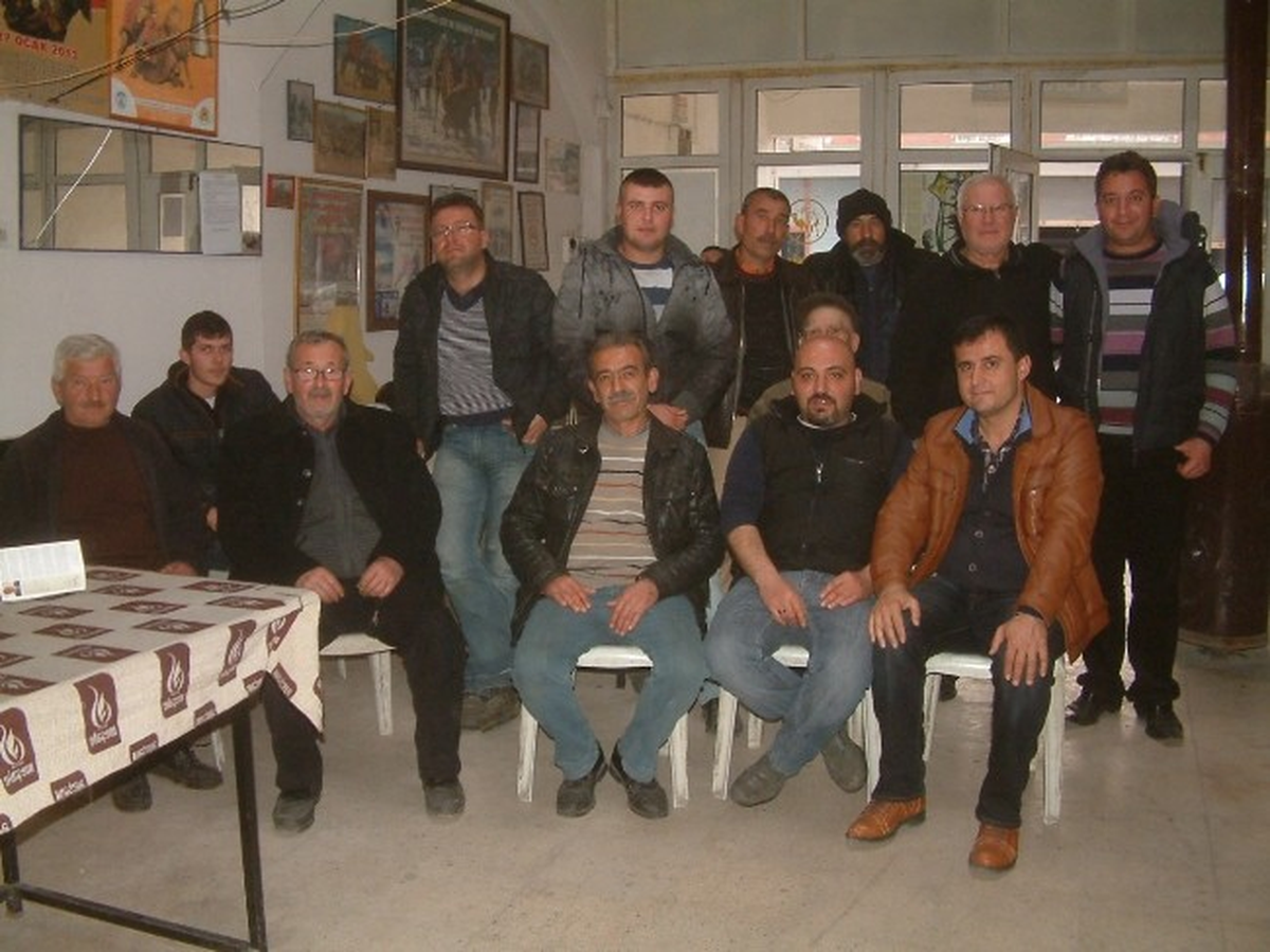 Kahvehanede Sürekli Deve Güreşi İzleniyor
