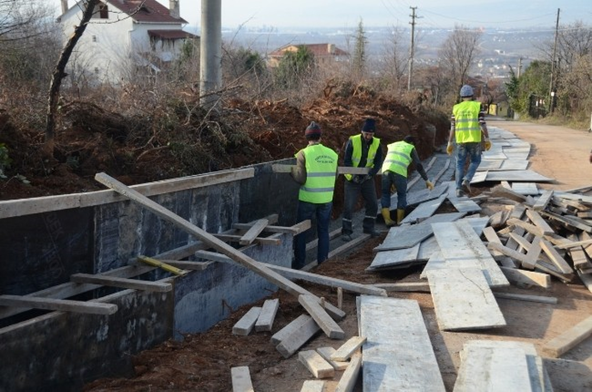 Kartepe Derbent\'te Trapez Kanal Çalışması Yapılıyor