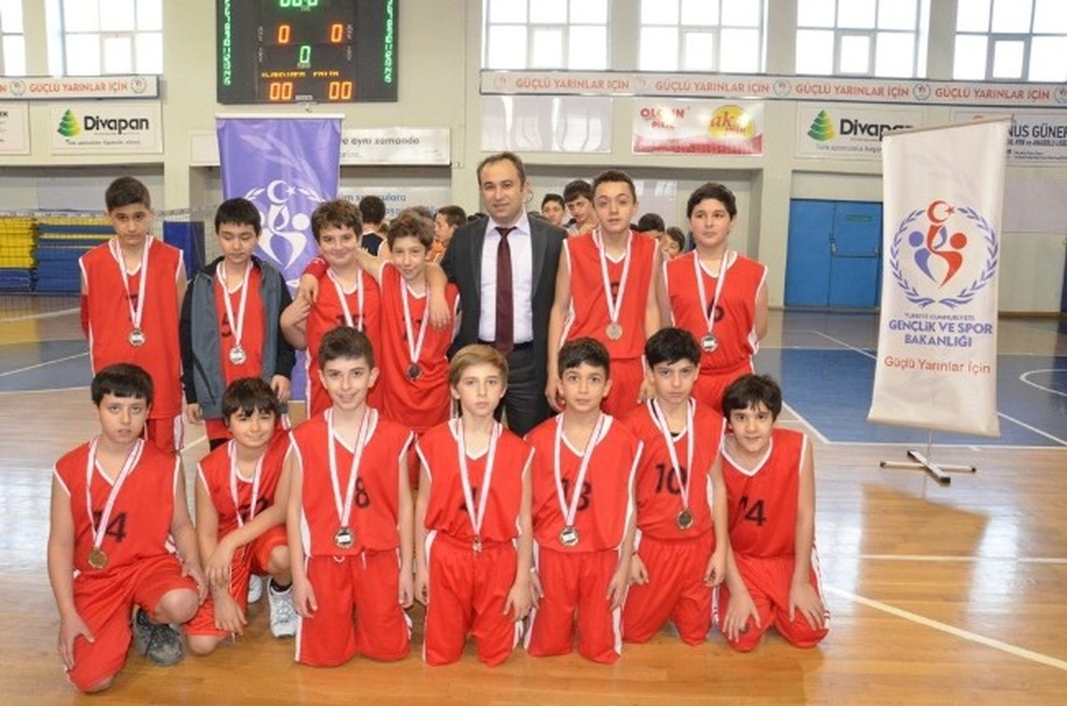 Küçük Basketçiler Kupalarını Aldı