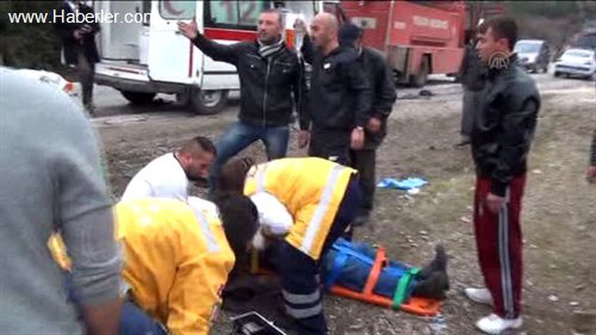 Midibüs devrildi: 3 ölü, 8 yaralı -