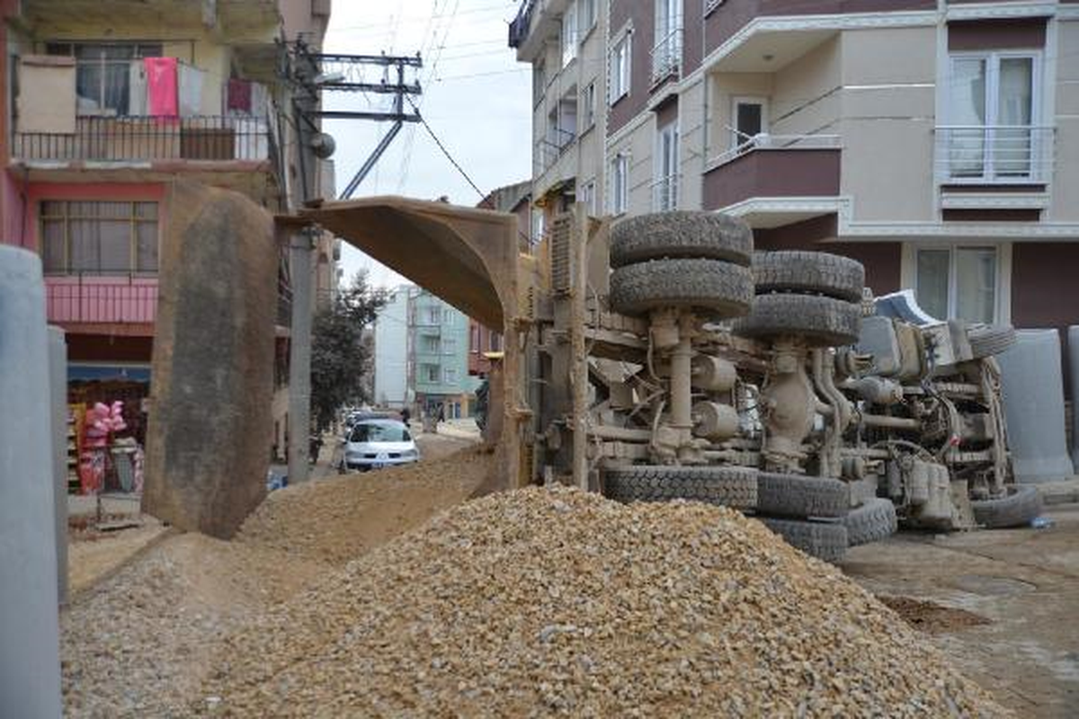 Orhangazi\'de Kum Taşıyan Damperli Kamyon Sokak Ortasında Devrildi