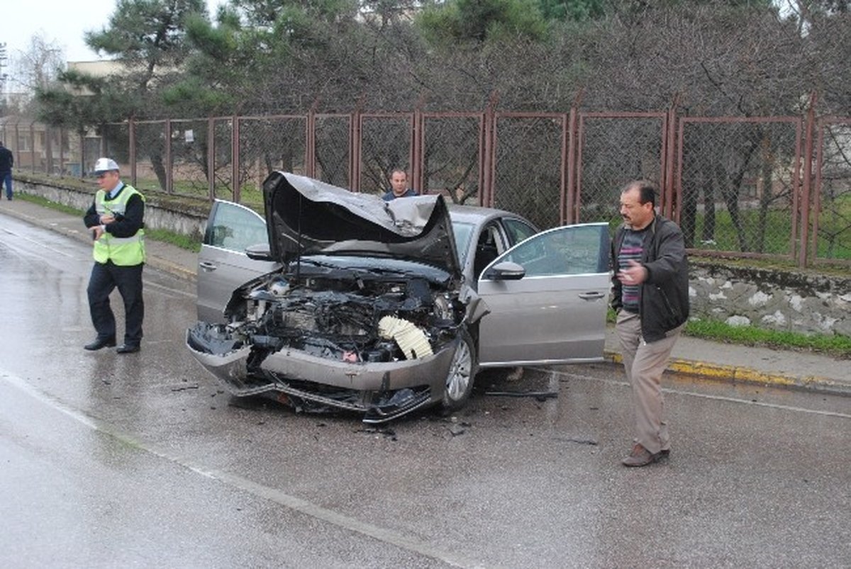 Otomobil Kamyonla Çarpıştı: 2 Yaralı