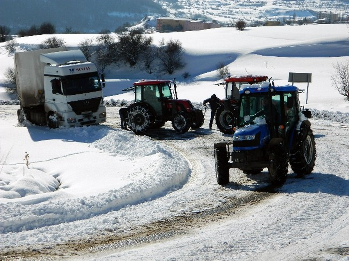 Posof\'ta Buzlanan Ulgar Dağı Yolunda Tırlar Yolda Kaldı
