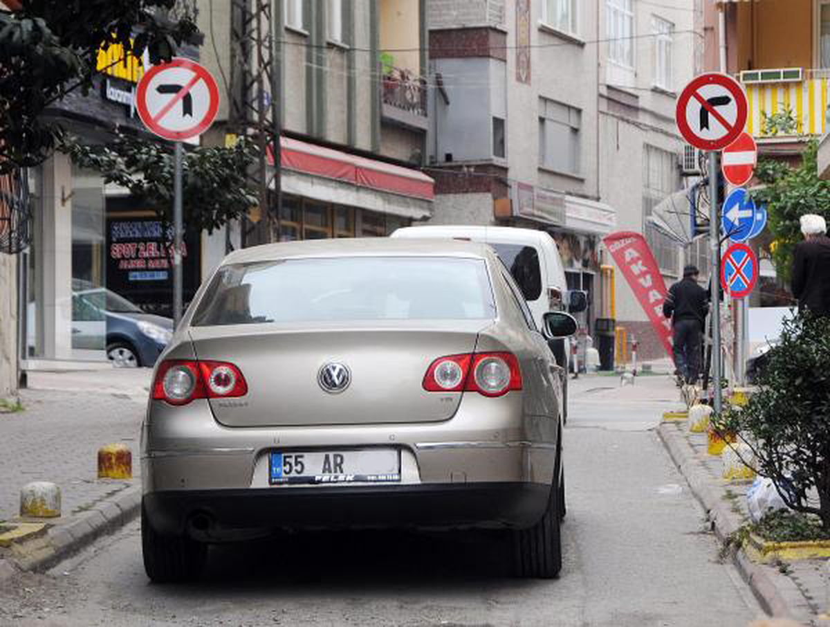 Samsun\'da Trafik Levhaları Kafa Karıştırıyor