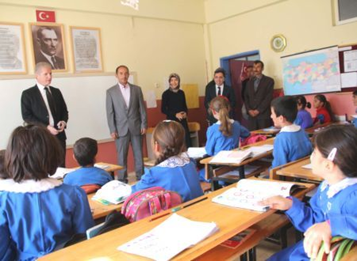 Şarkışla Kaymakamı Gül, İlçedeki Okulları Ziyaret Etti