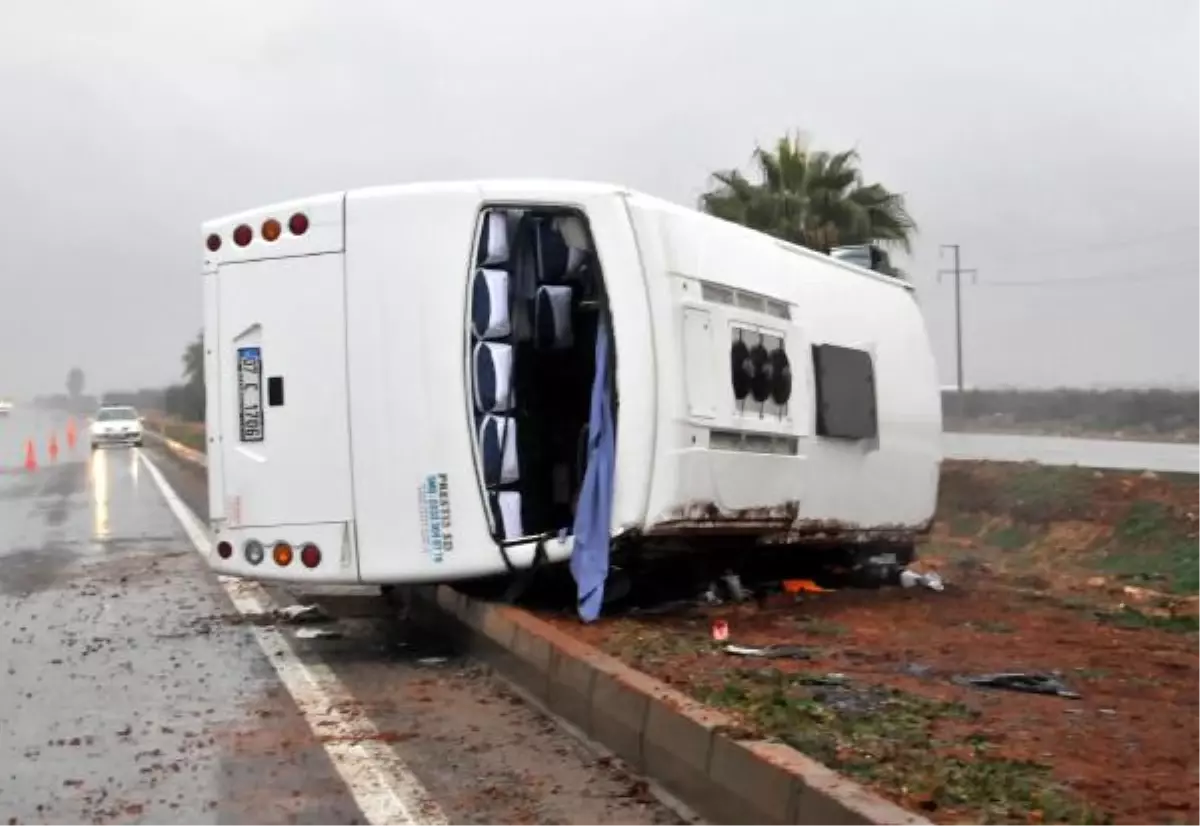 Servis Minibüsü Devrildi: 12 Yaralı