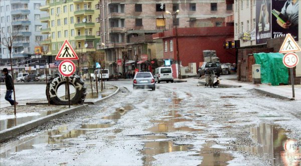 Silvan\'da Yollar Köstebek Yuvasına Döndü