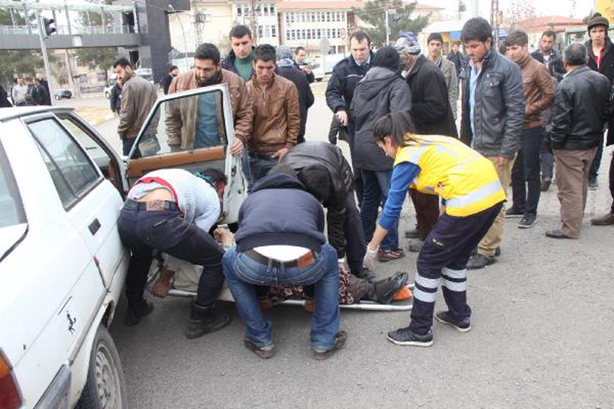 Siverek\'te Otomobiller Kavşakta Çarpıştı: 4 Yaralı