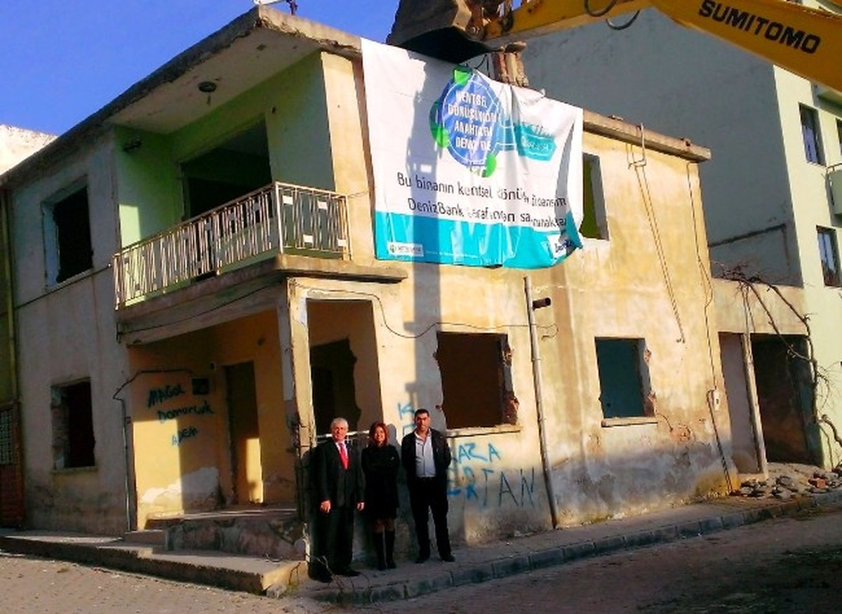 Söke\'nin İlk Kentsel Dönüşüm Kredili Bina Yıkımı
