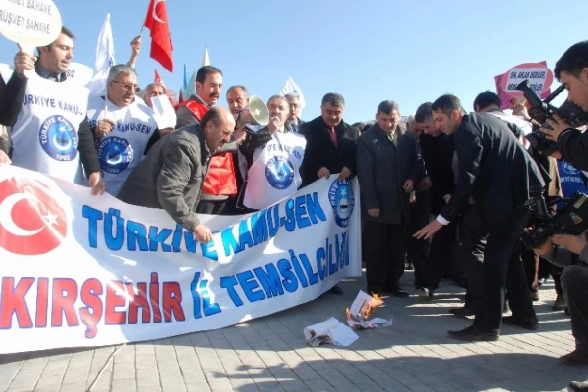 Türk Eğitim-Sen Basın Açıklaması ile Maaş Bordrosu Yaktı