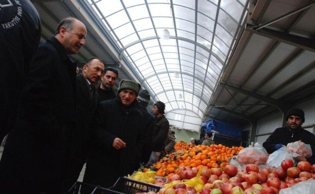 Vali Azizoğlu\'ndan Pazar Esnafına Ziyaret
