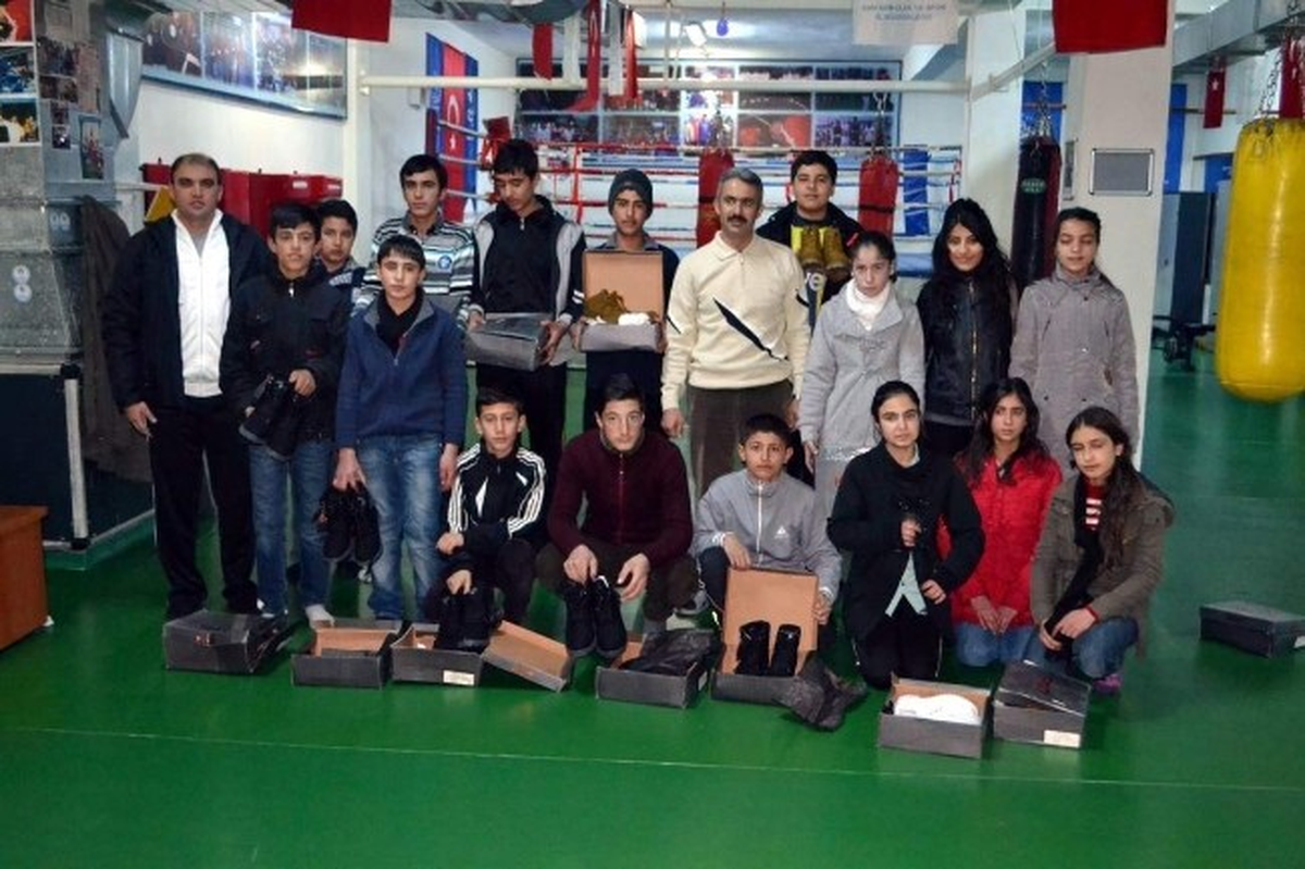 Vanlı Sporculara Giysi Desteği