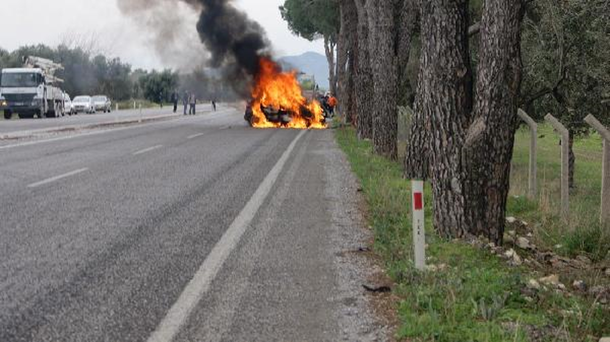 Yanan Otomobilden Son Anda Kurtarıldı