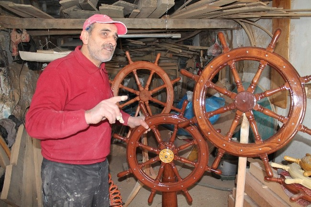 Yaptığı Dümenlerle Teknelere Yön Veriyor
